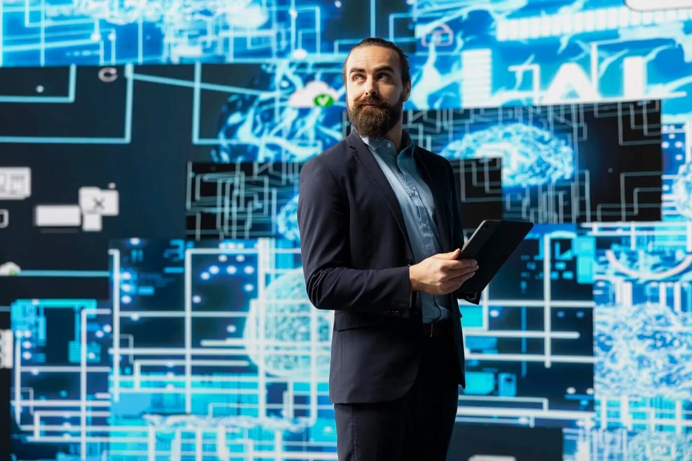 Молодой предприниматель взаимодействует с цифровым мозгом ИИ, символизирующим платформы.