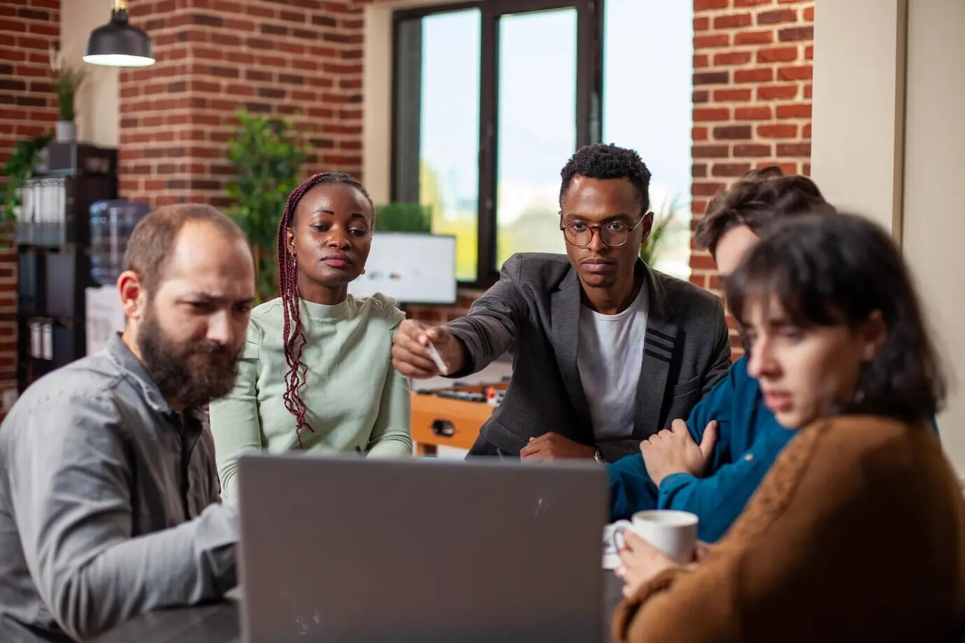 Сотрудники ведут обсуждение стратегий проекта.