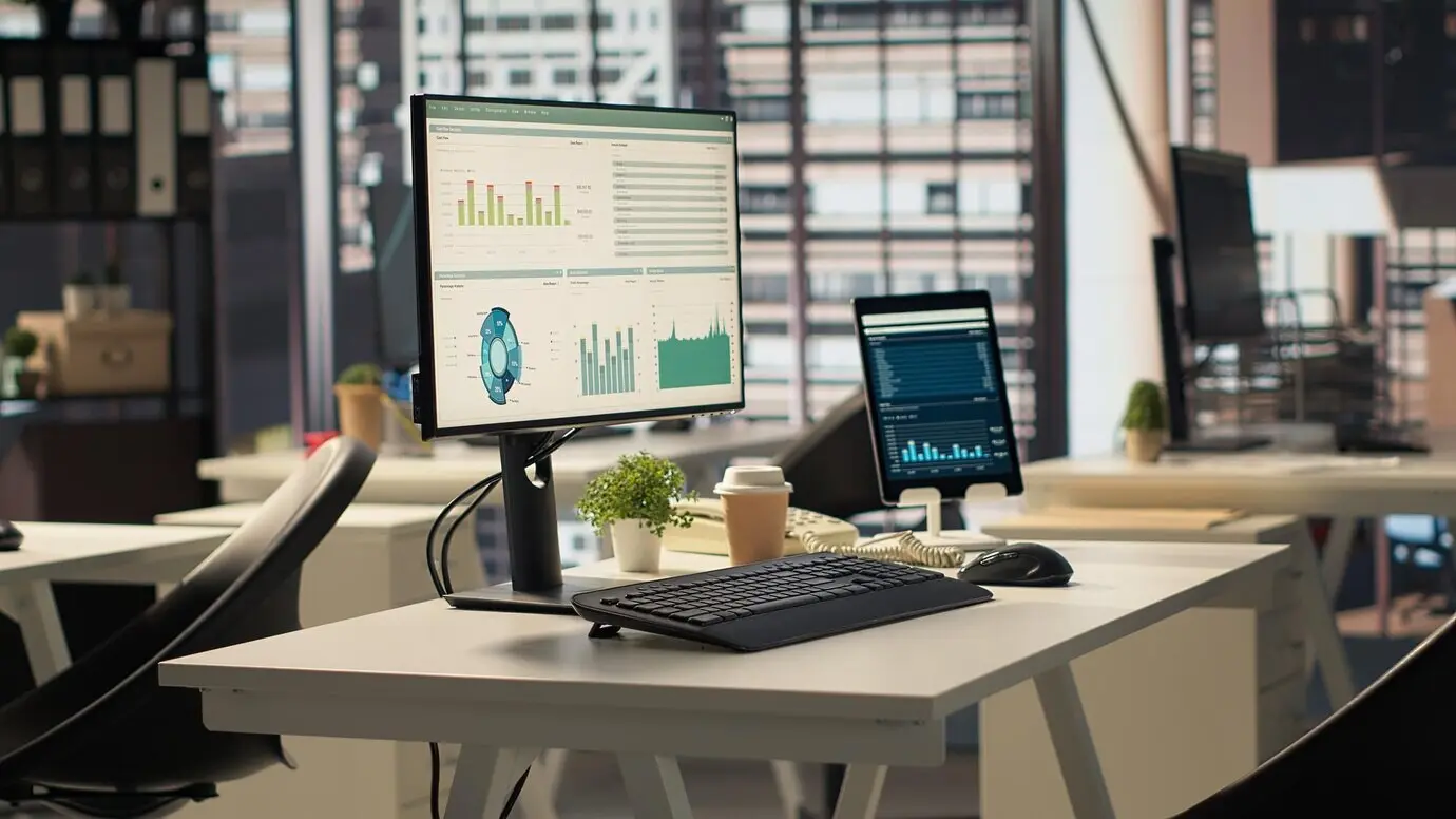 Пустое рабочее место, оснащённое современными технологическими инструментами для нужд предприятия.