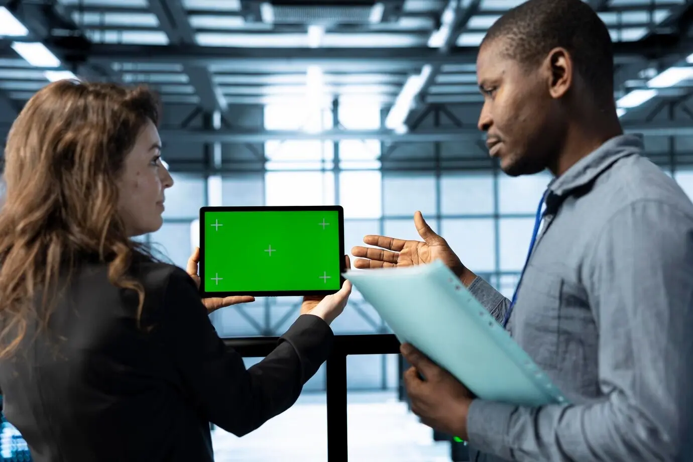 Администраторы в дата-центре, используя планшет-макет, проверяют состояние инфраструктуры.